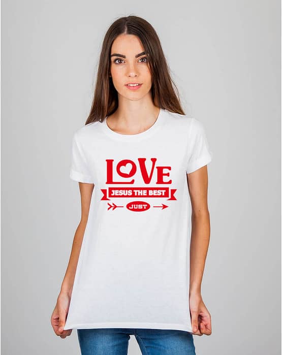Mulher usando camiseta Love Jesus the best