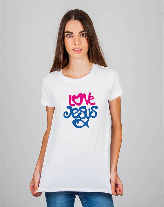 Mulher usando camiseta Love Jesus